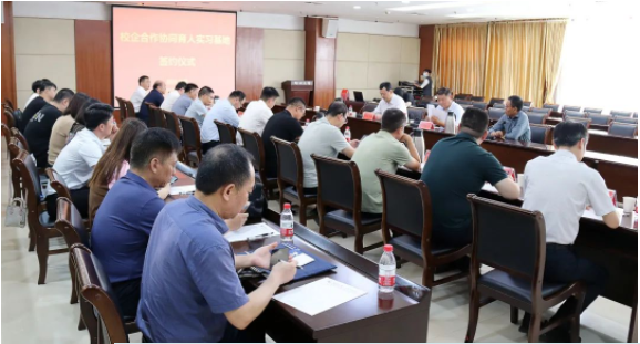 【校企合作 互利共贏】新蒲建設(shè)集團(tuán)與鄭州大學(xué)舉行校企合作簽約授牌儀式，并受邀參加鄭州大學(xué)產(chǎn)教融合教育論壇
